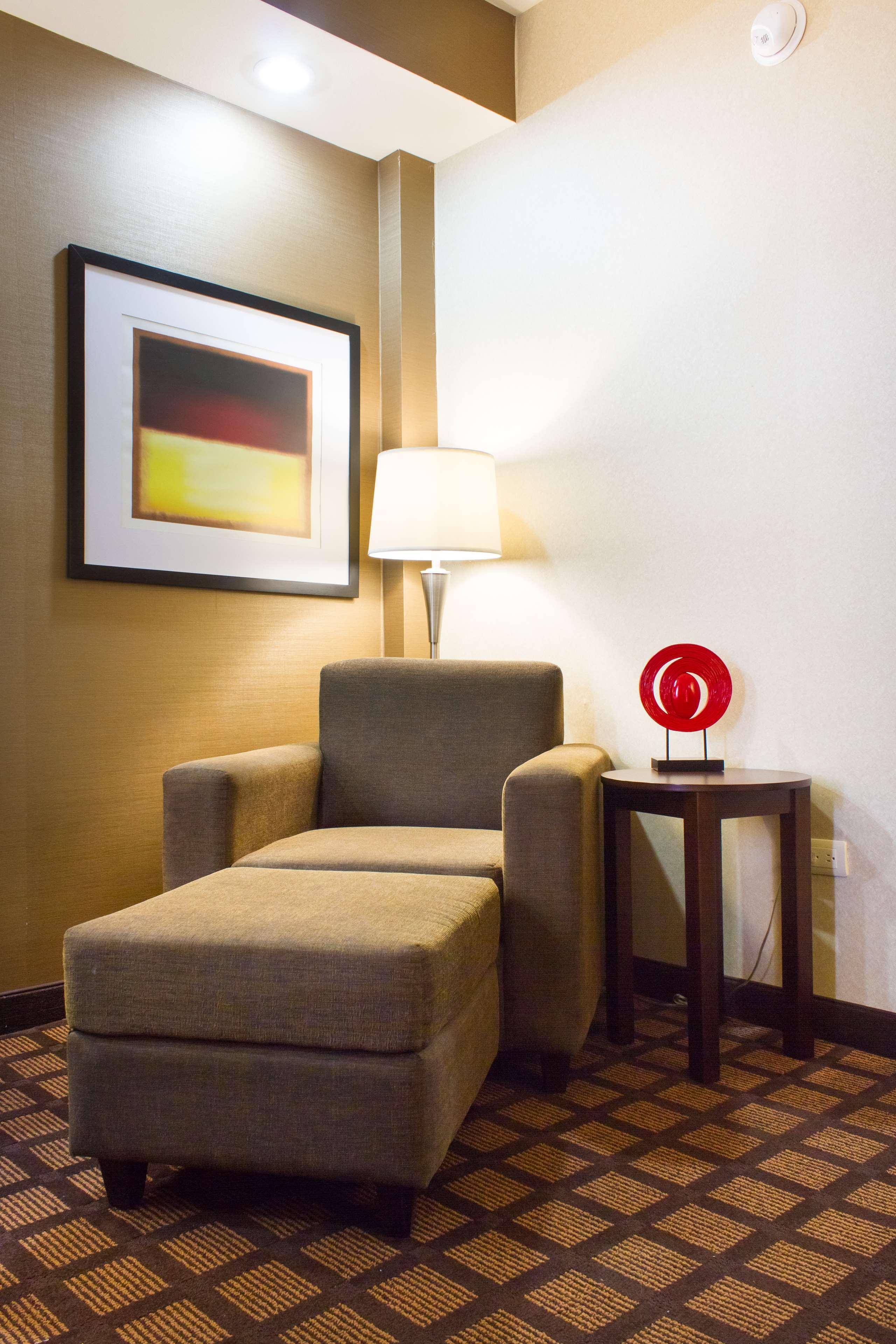 Best Western Premier Monterrey Aeropuerto Apodaca Buitenkant foto A lamp on a side table