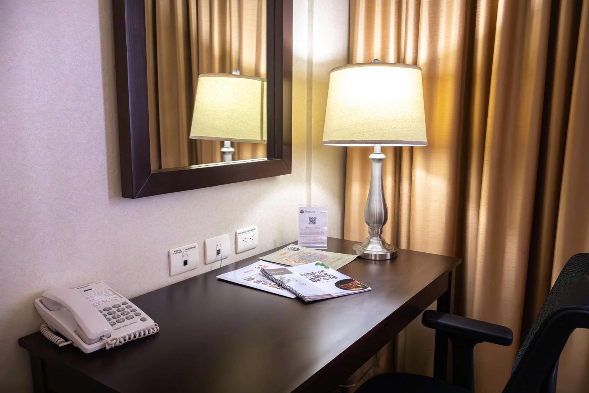 Best Western Premier Monterrey Aeropuerto Apodaca Buitenkant foto A work desk in a hotel room