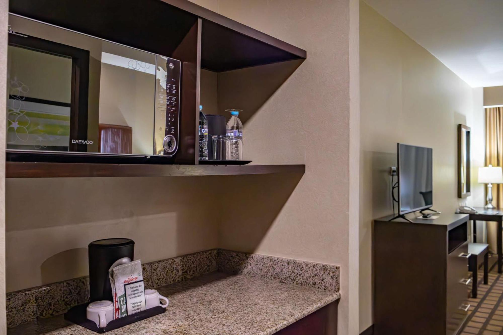 Best Western Premier Monterrey Aeropuerto Apodaca Buitenkant foto A microwave in a hotel room