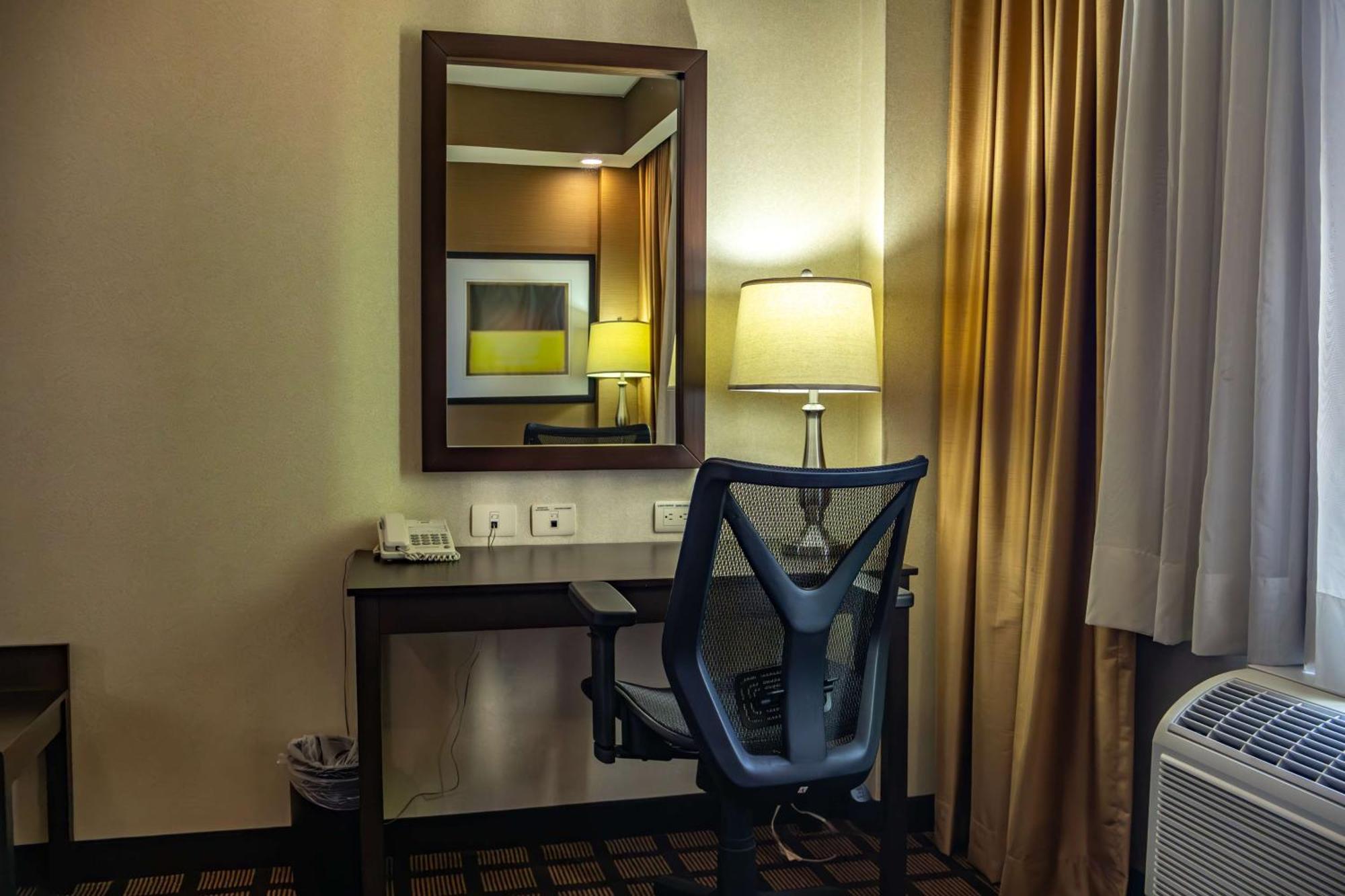 Best Western Premier Monterrey Aeropuerto Apodaca Buitenkant foto A work desk in a hotel room