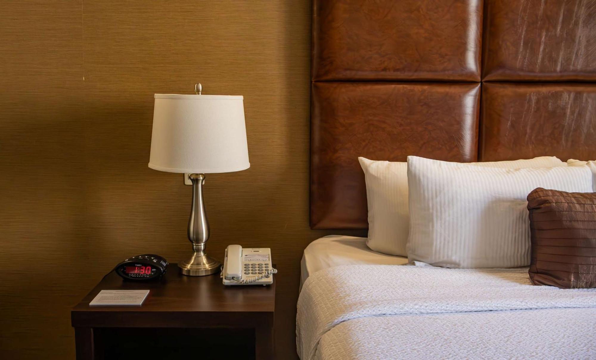Best Western Premier Monterrey Aeropuerto Apodaca Buitenkant foto A lamp on a nightstand