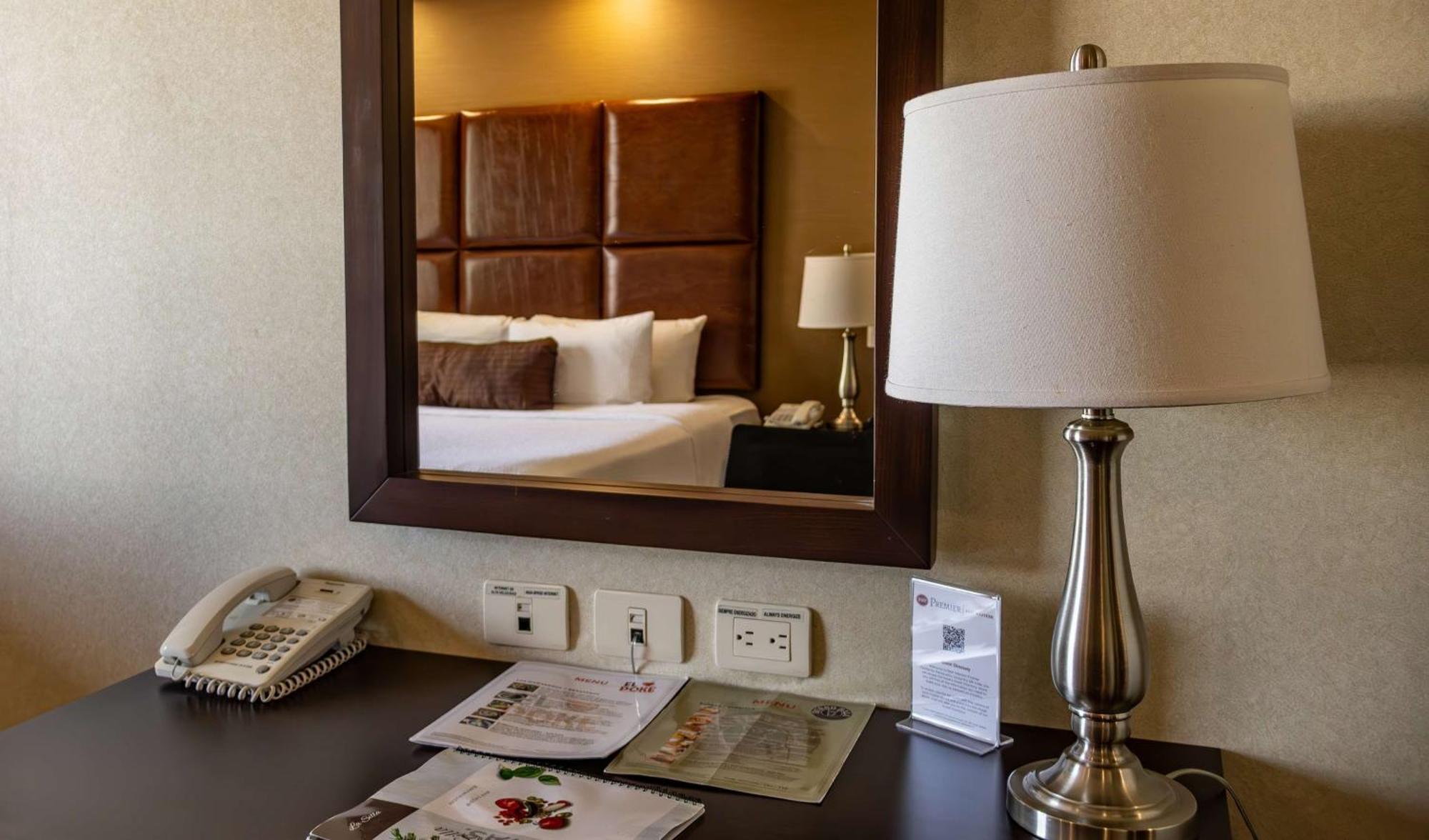 Best Western Premier Monterrey Aeropuerto Apodaca Buitenkant foto A lamp on a bedside table