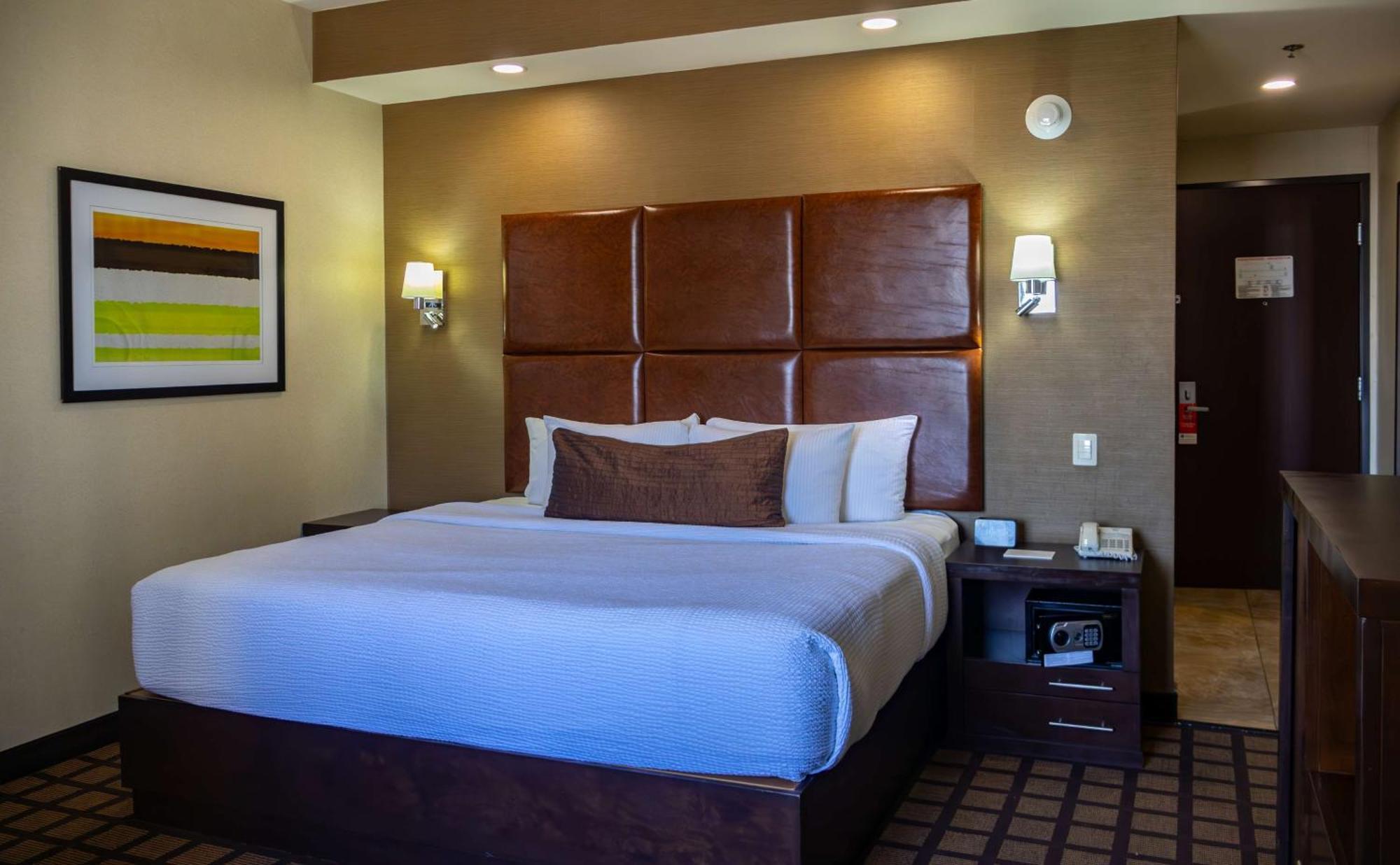 Best Western Premier Monterrey Aeropuerto Apodaca Buitenkant foto A typical room at the Hilton Garden Inn