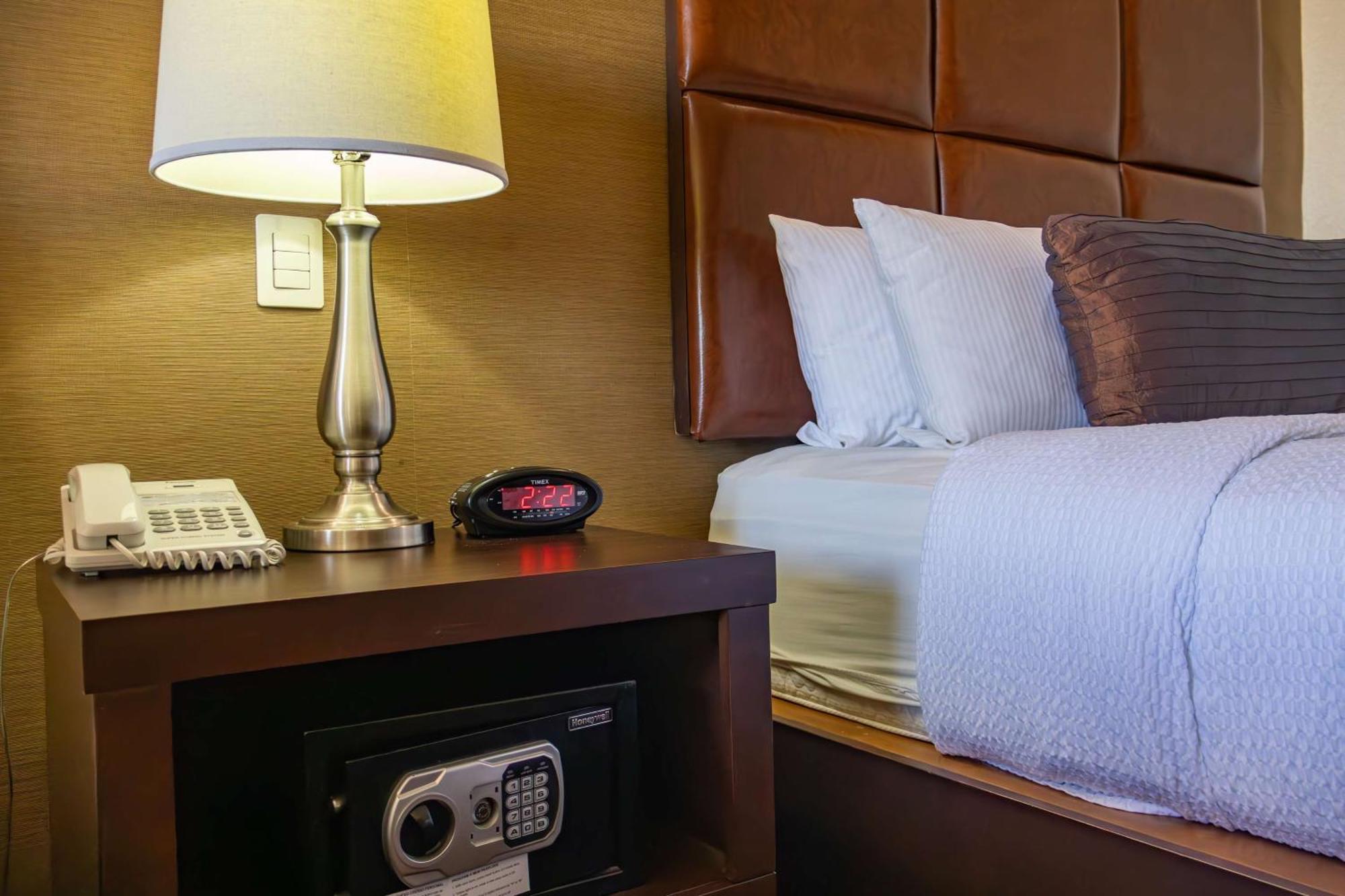 Best Western Premier Monterrey Aeropuerto Apodaca Buitenkant foto A safe in a hotel room