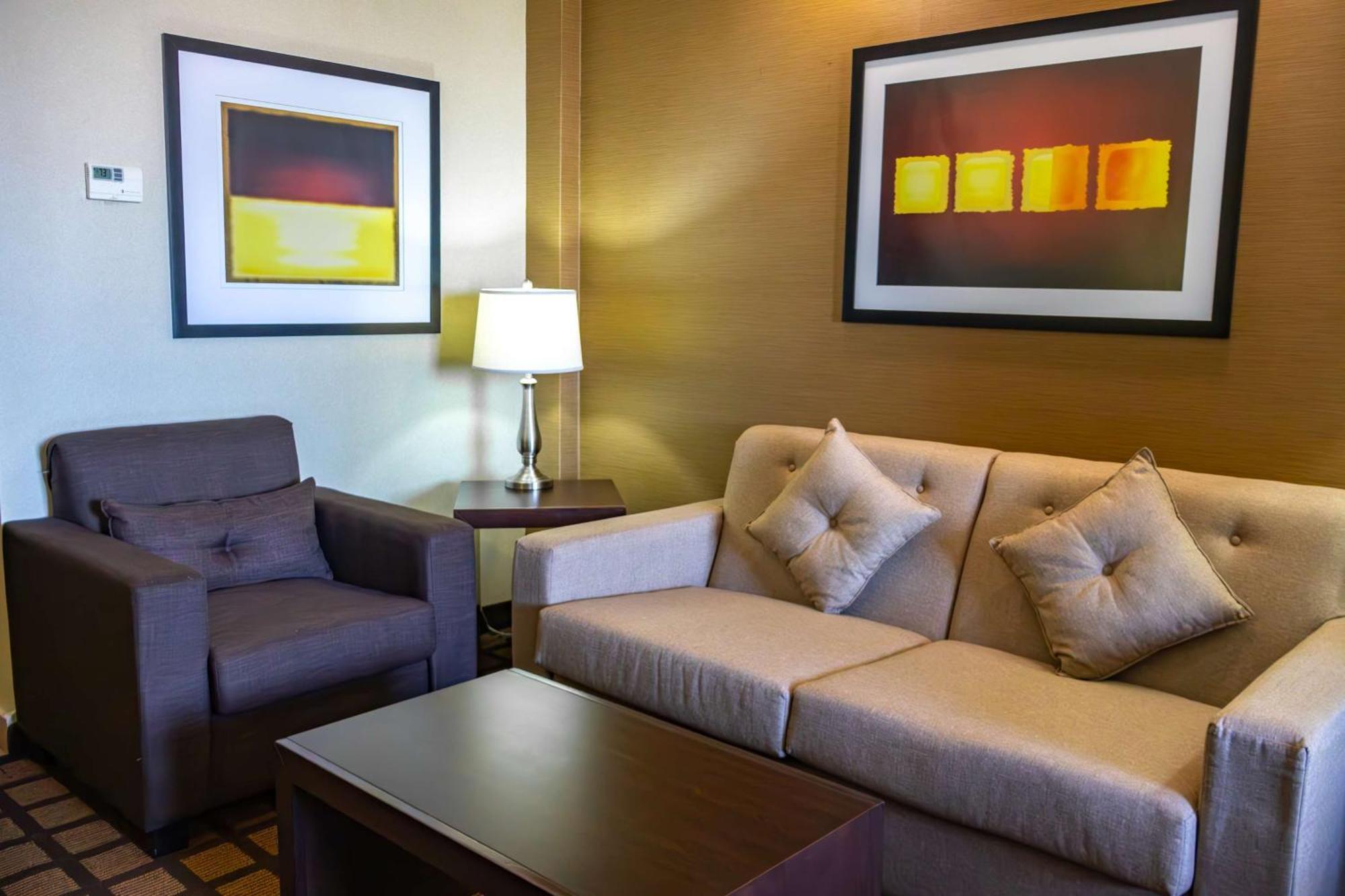 Best Western Premier Monterrey Aeropuerto Apodaca Buitenkant foto A living room in a typical hotel suite