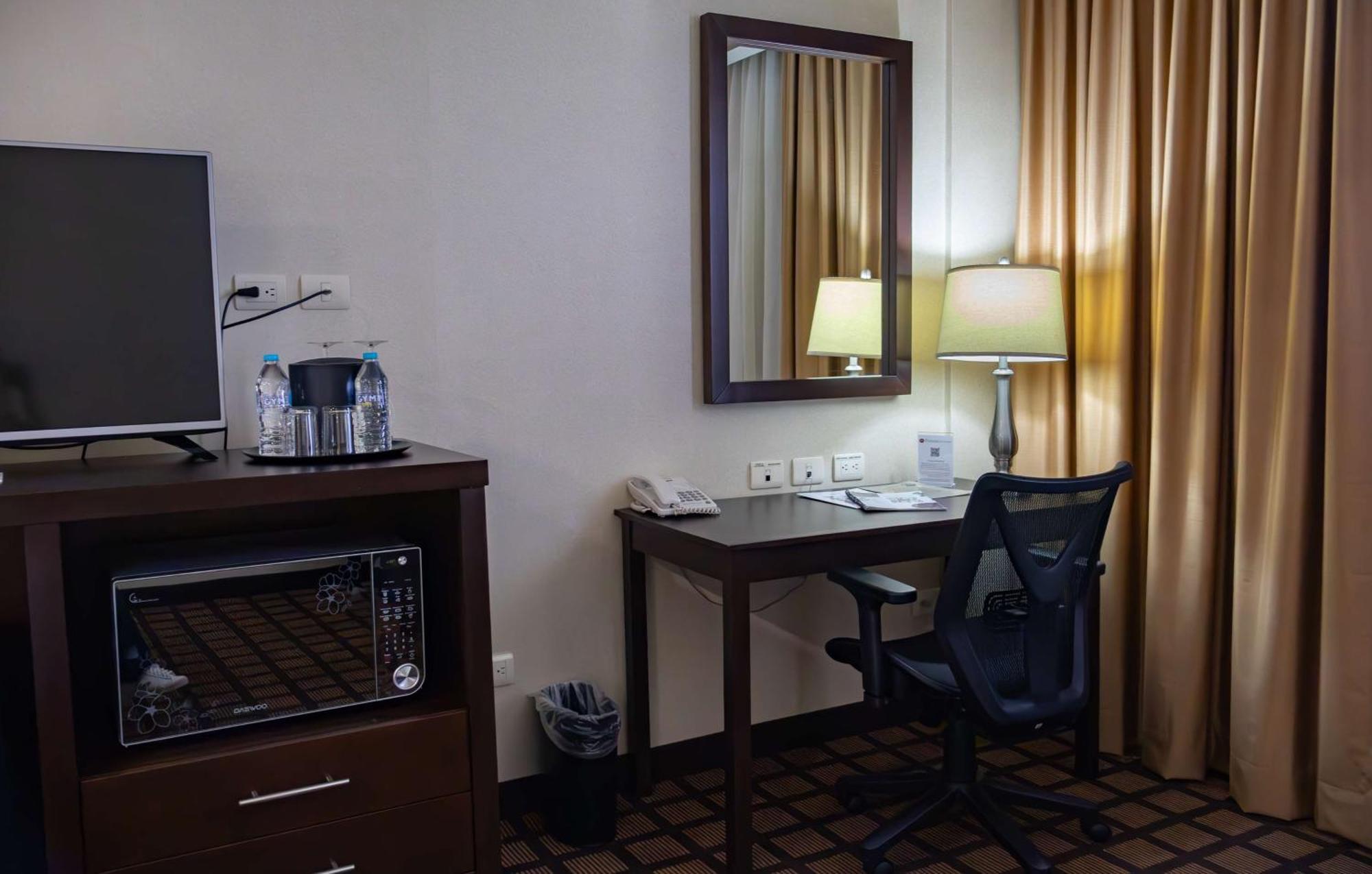 Best Western Premier Monterrey Aeropuerto Apodaca Buitenkant foto A typical room at the hotel