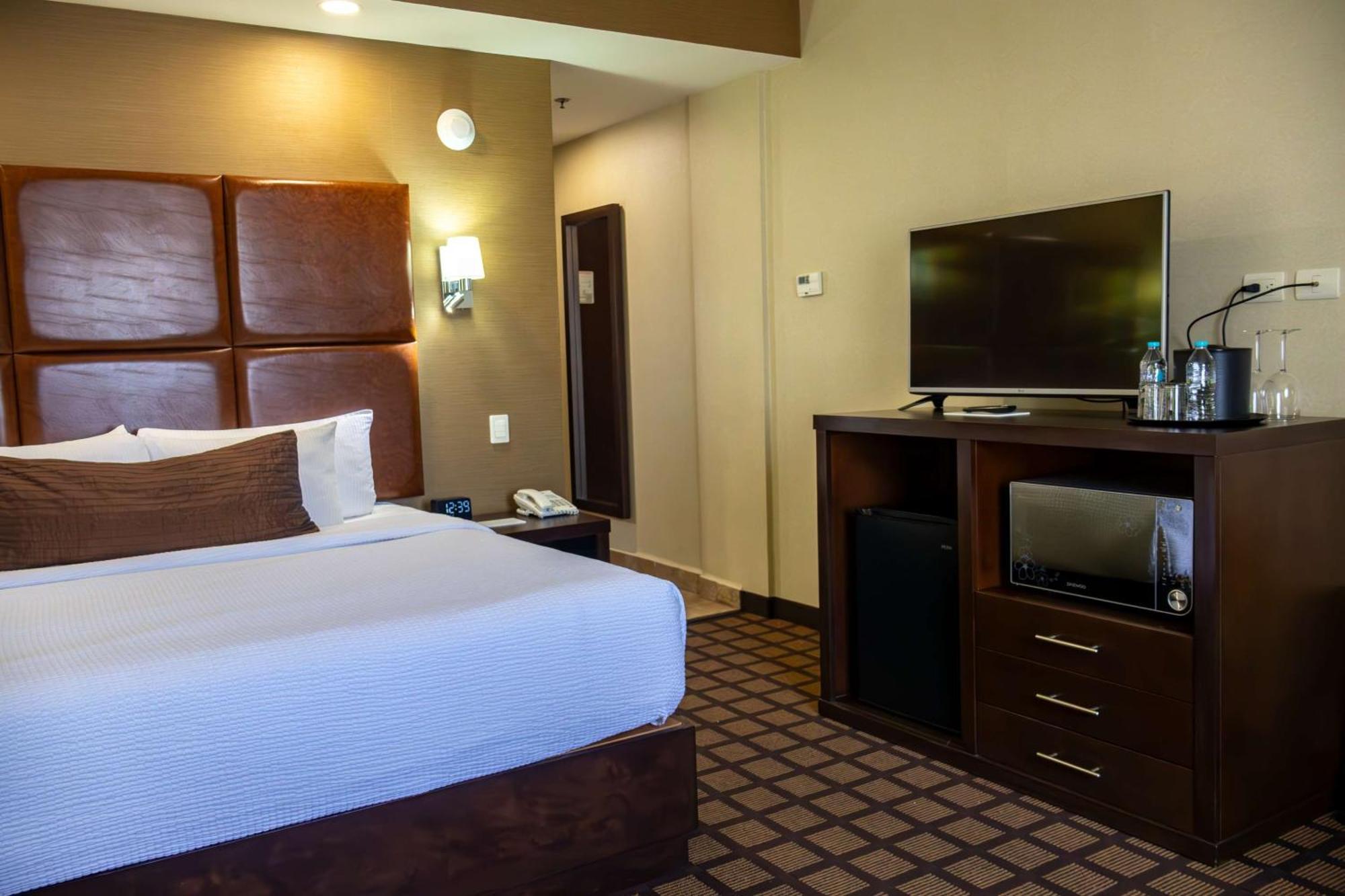 Best Western Premier Monterrey Aeropuerto Apodaca Buitenkant foto A room at the Hilton Garden Inn in San Francisco