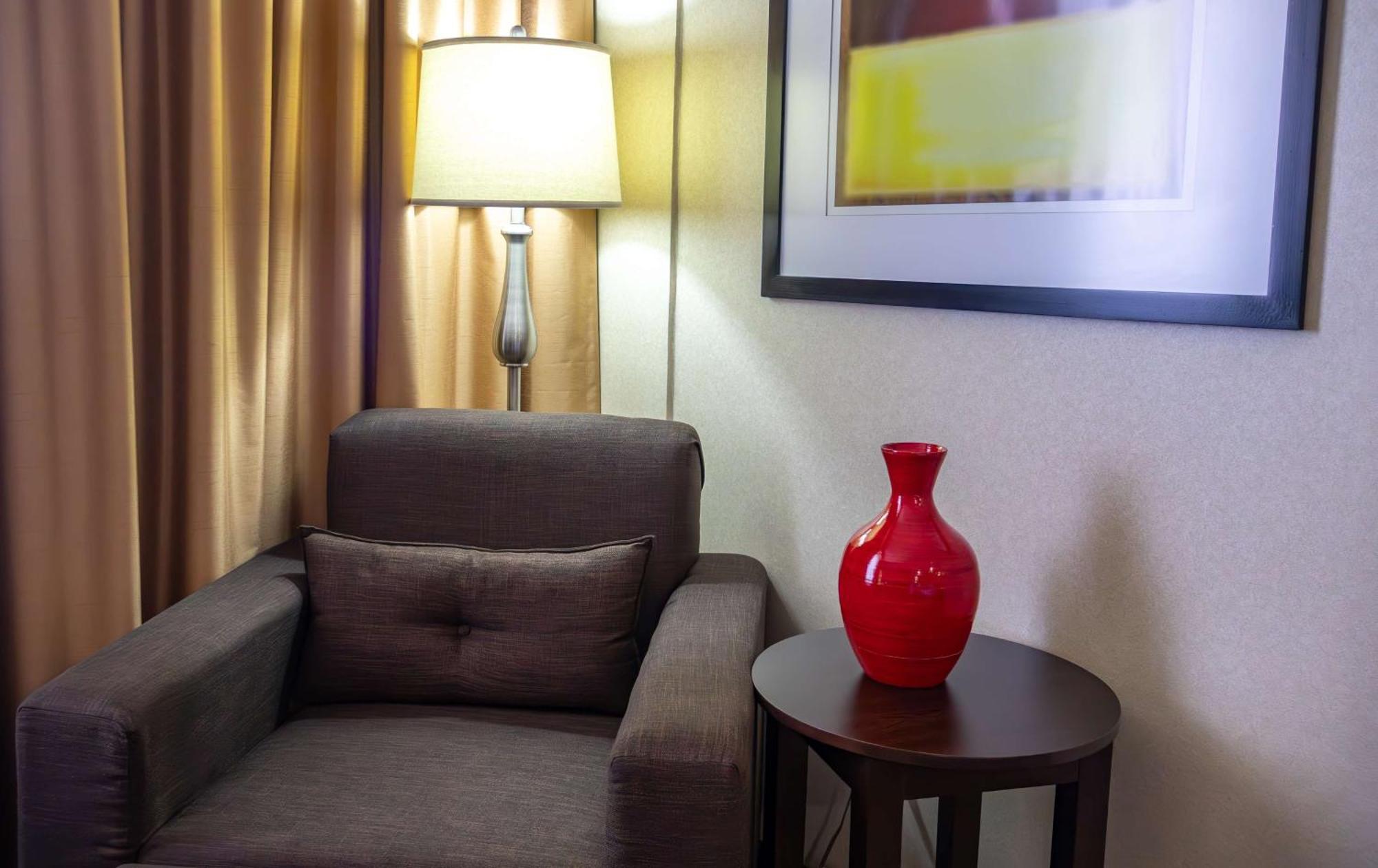 Best Western Premier Monterrey Aeropuerto Apodaca Buitenkant foto A vase on a table