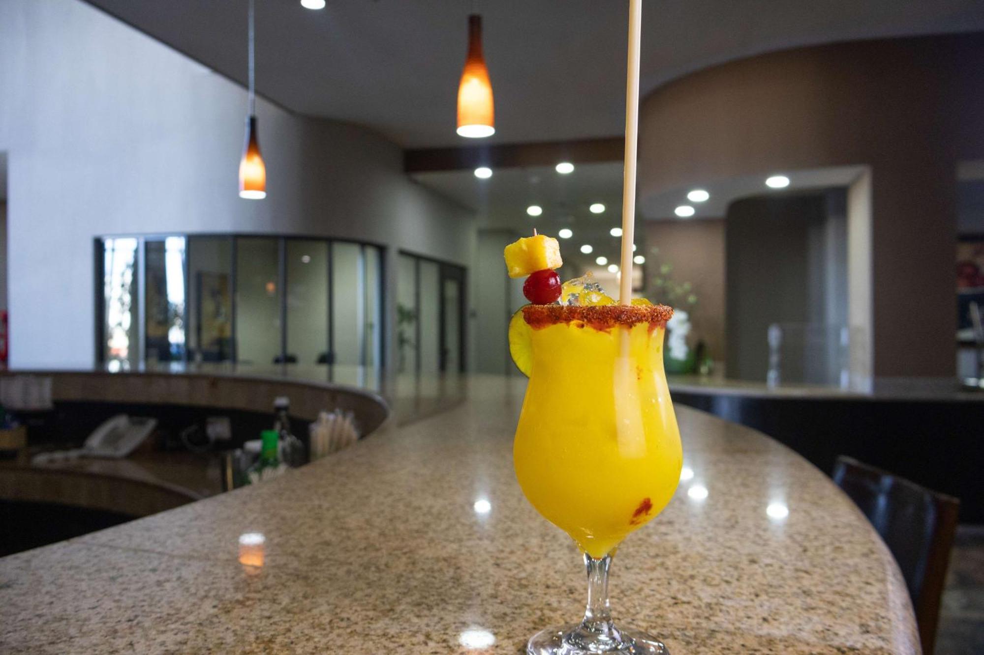 Best Western Premier Monterrey Aeropuerto Apodaca Buitenkant foto A mango margarita