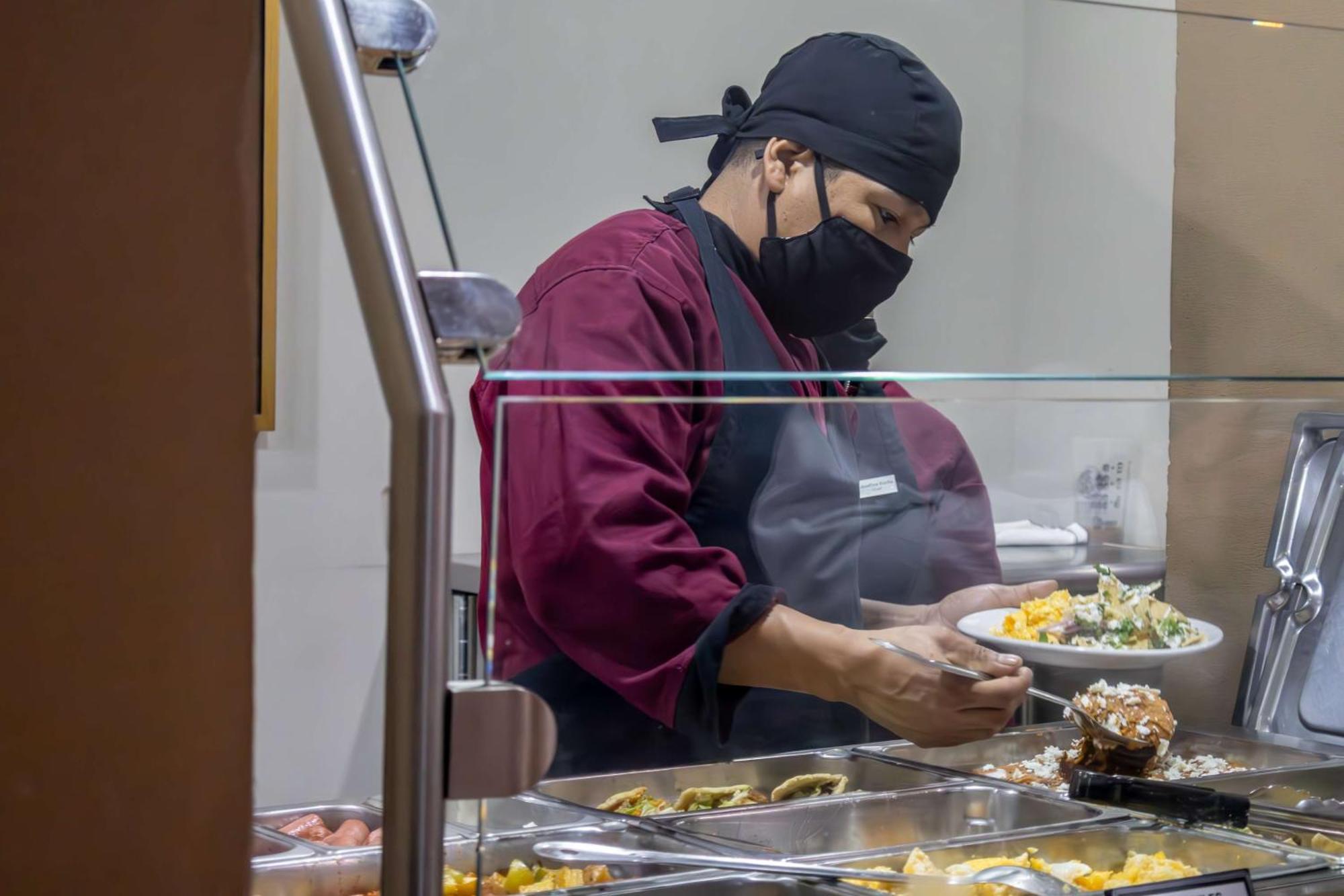 Best Western Premier Monterrey Aeropuerto Apodaca Buitenkant foto A cook wearing a face mask at a hospital in New York City