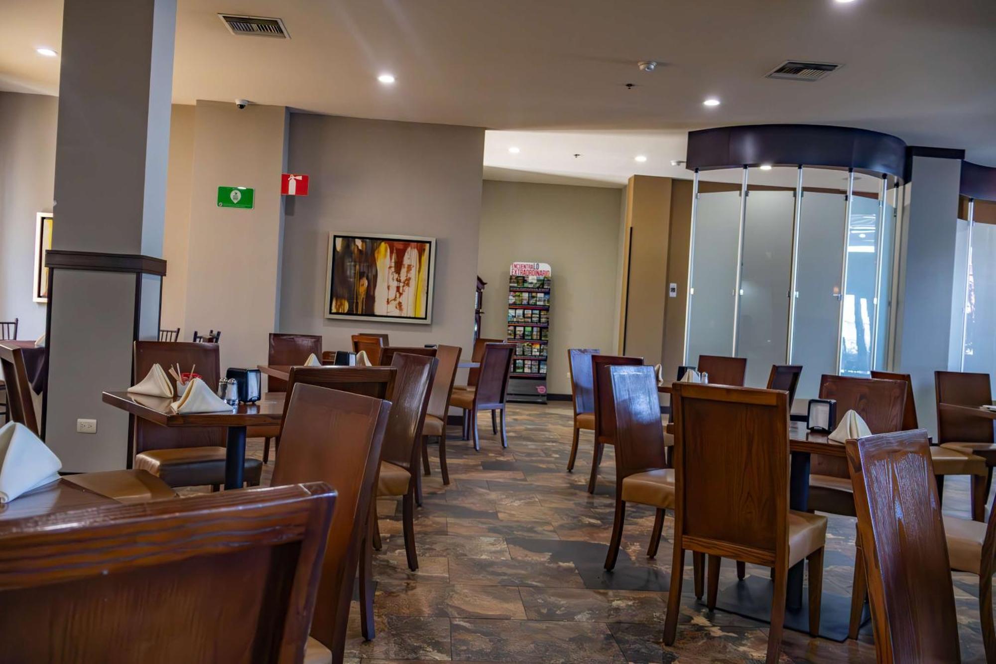 Best Western Premier Monterrey Aeropuerto Apodaca Buitenkant foto The interior of the restaurant
