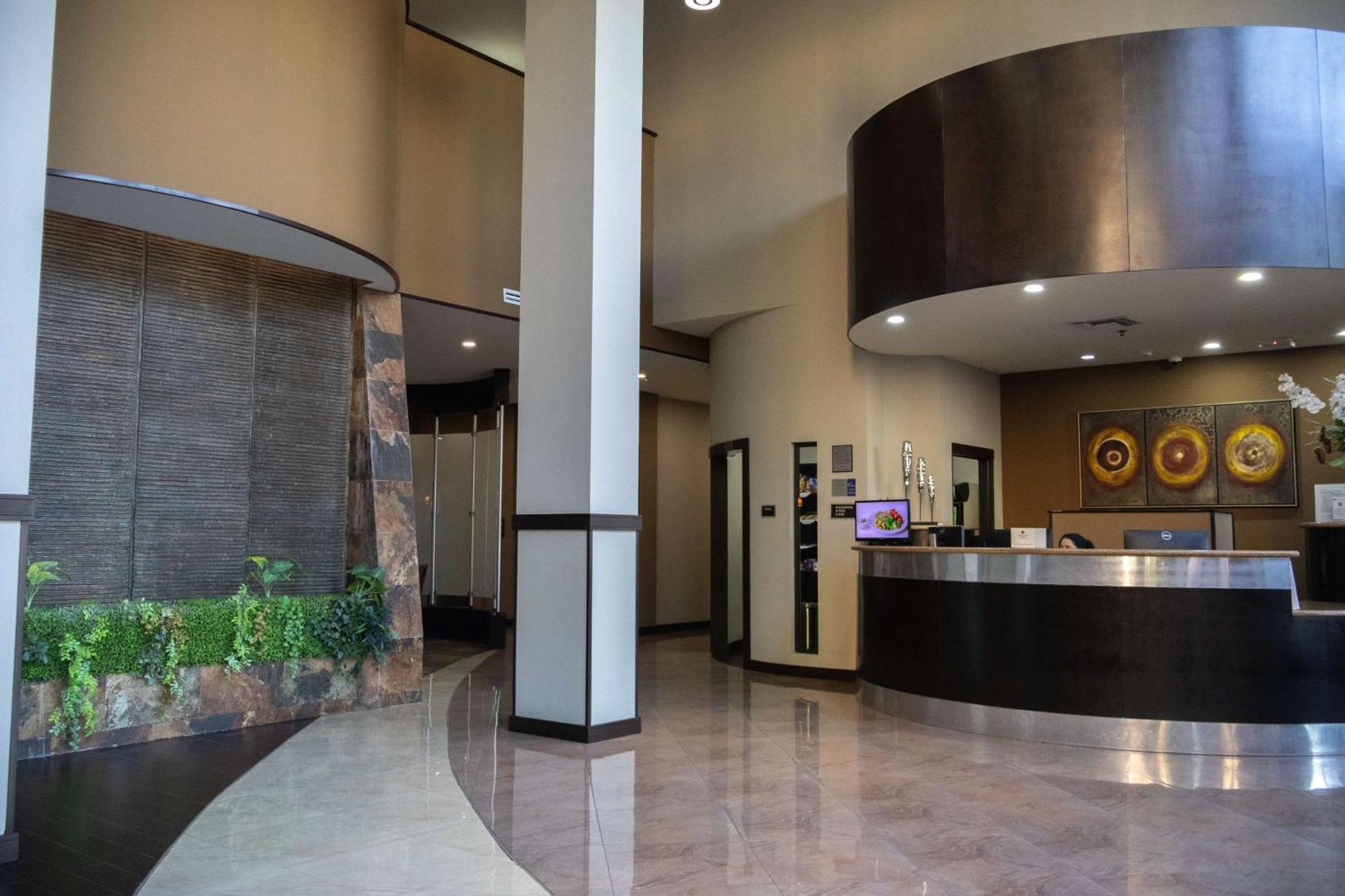 Best Western Premier Monterrey Aeropuerto Apodaca Buitenkant foto Interior of the lobby