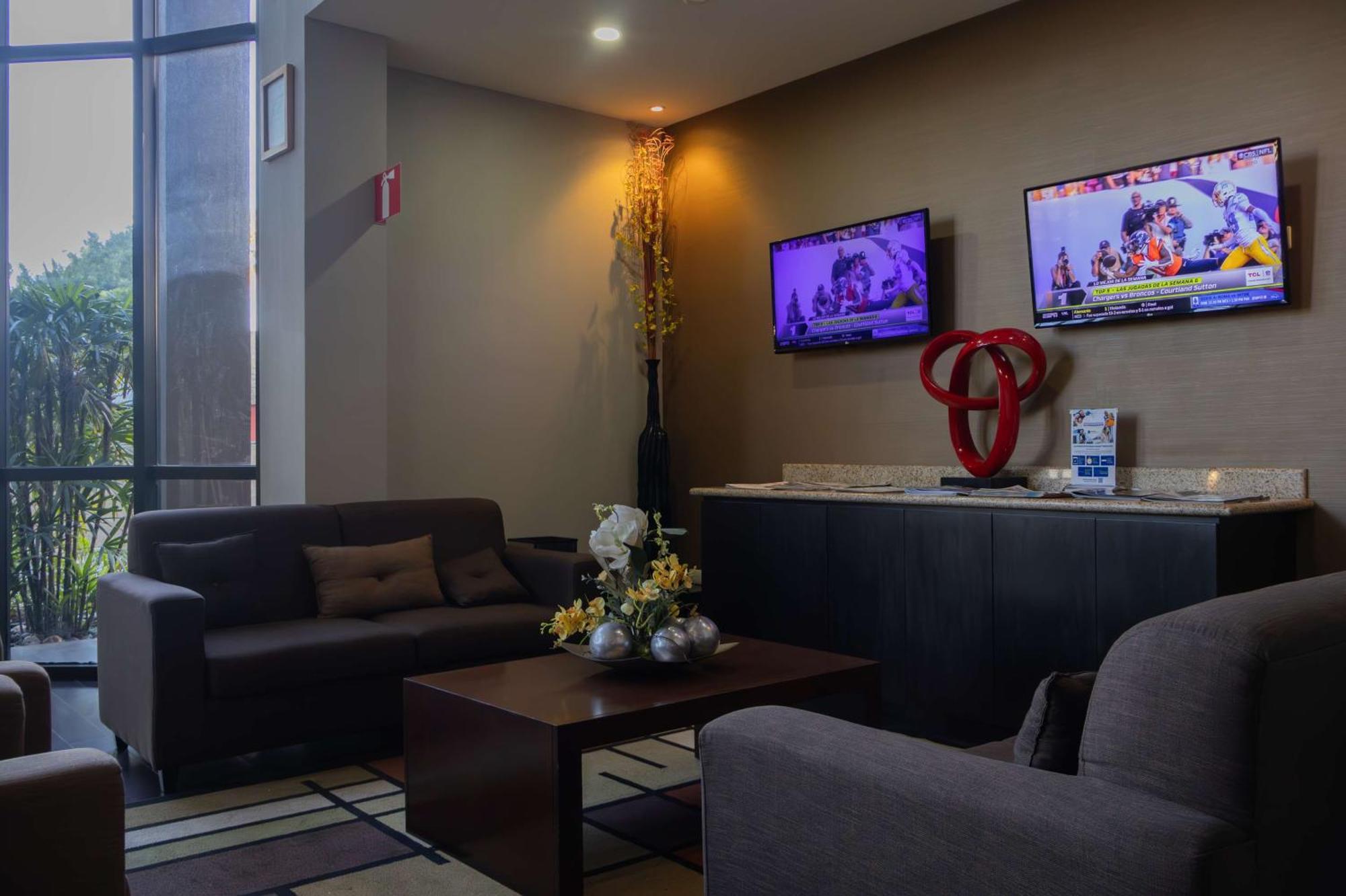 Best Western Premier Monterrey Aeropuerto Apodaca Buitenkant foto The lobby of the hotel