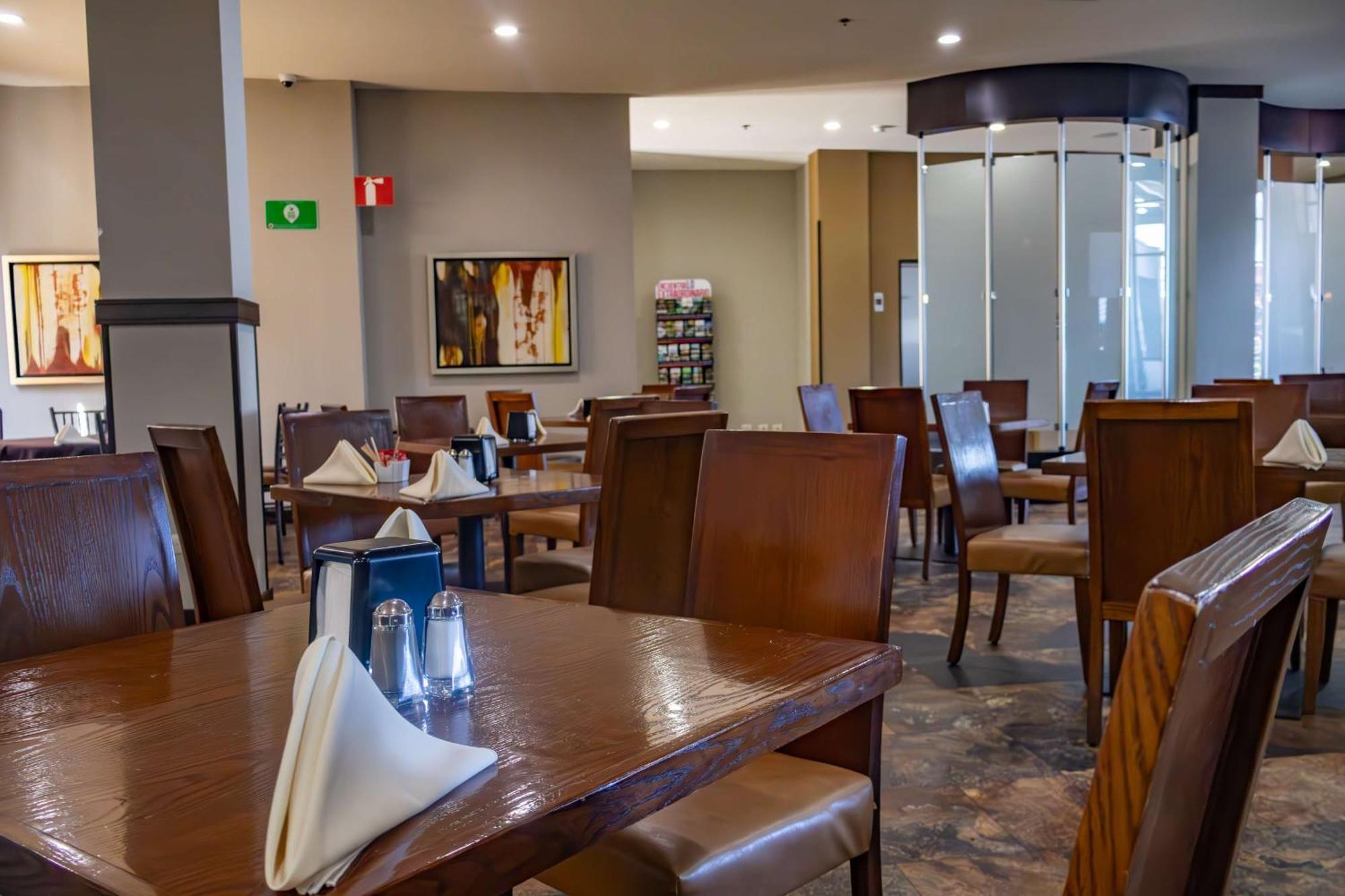 Best Western Premier Monterrey Aeropuerto Apodaca Buitenkant foto The restaurant