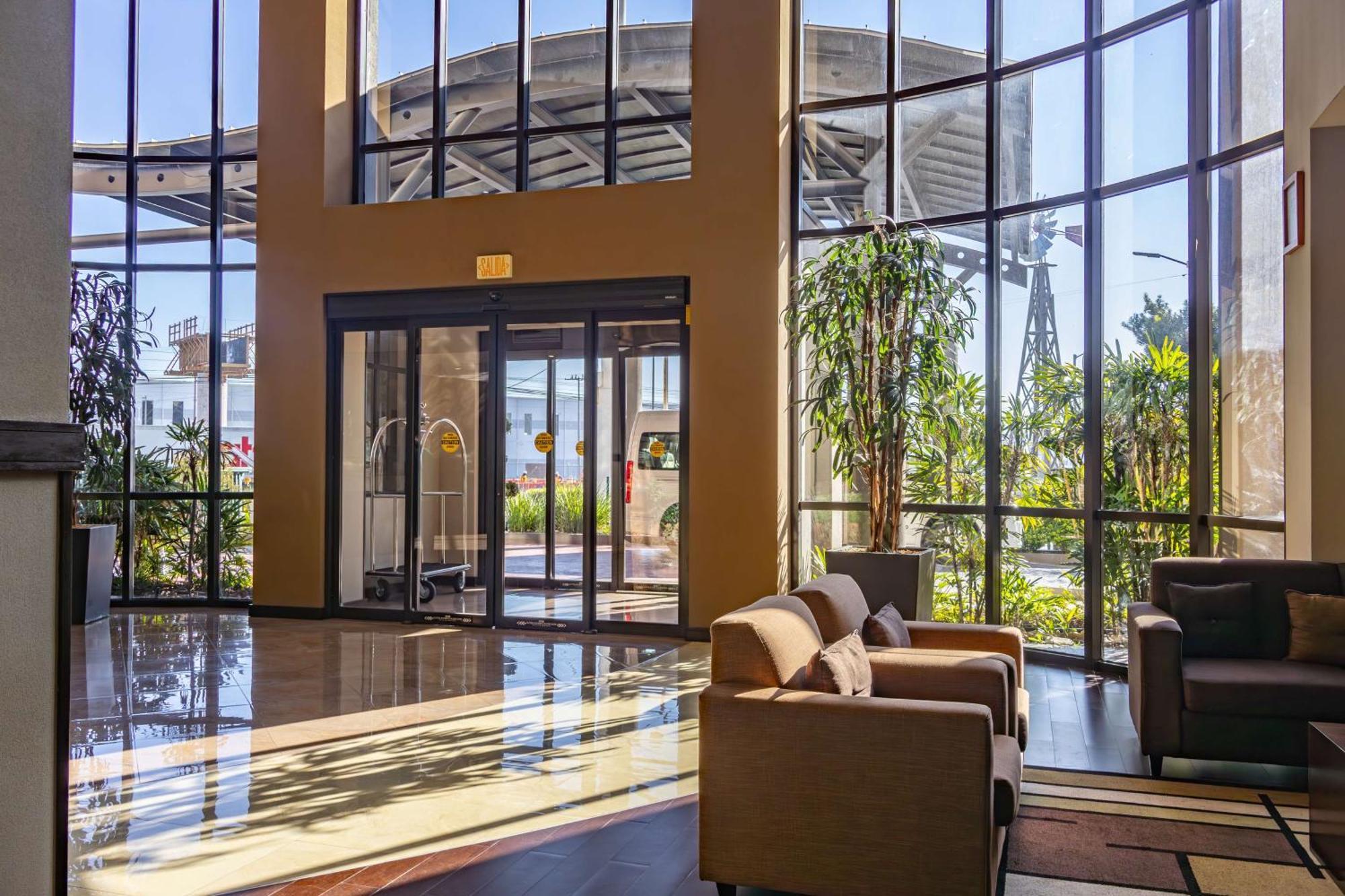 Best Western Premier Monterrey Aeropuerto Apodaca Buitenkant foto Lobby