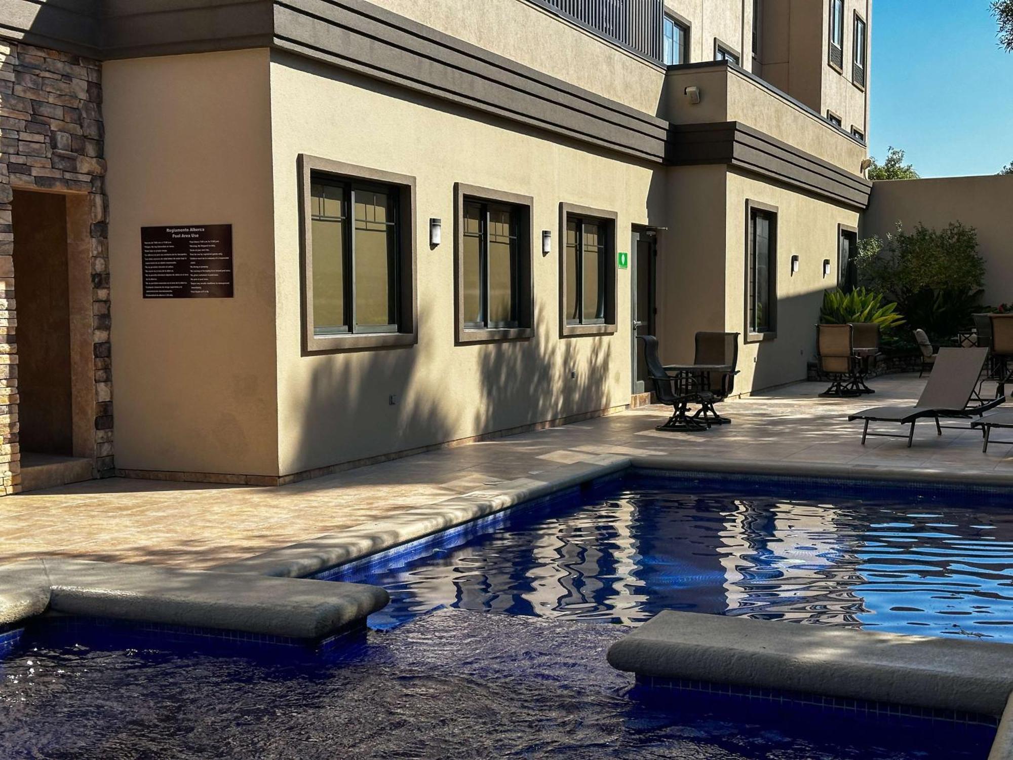 Best Western Premier Monterrey Aeropuerto Apodaca Buitenkant foto The pool at the hotel