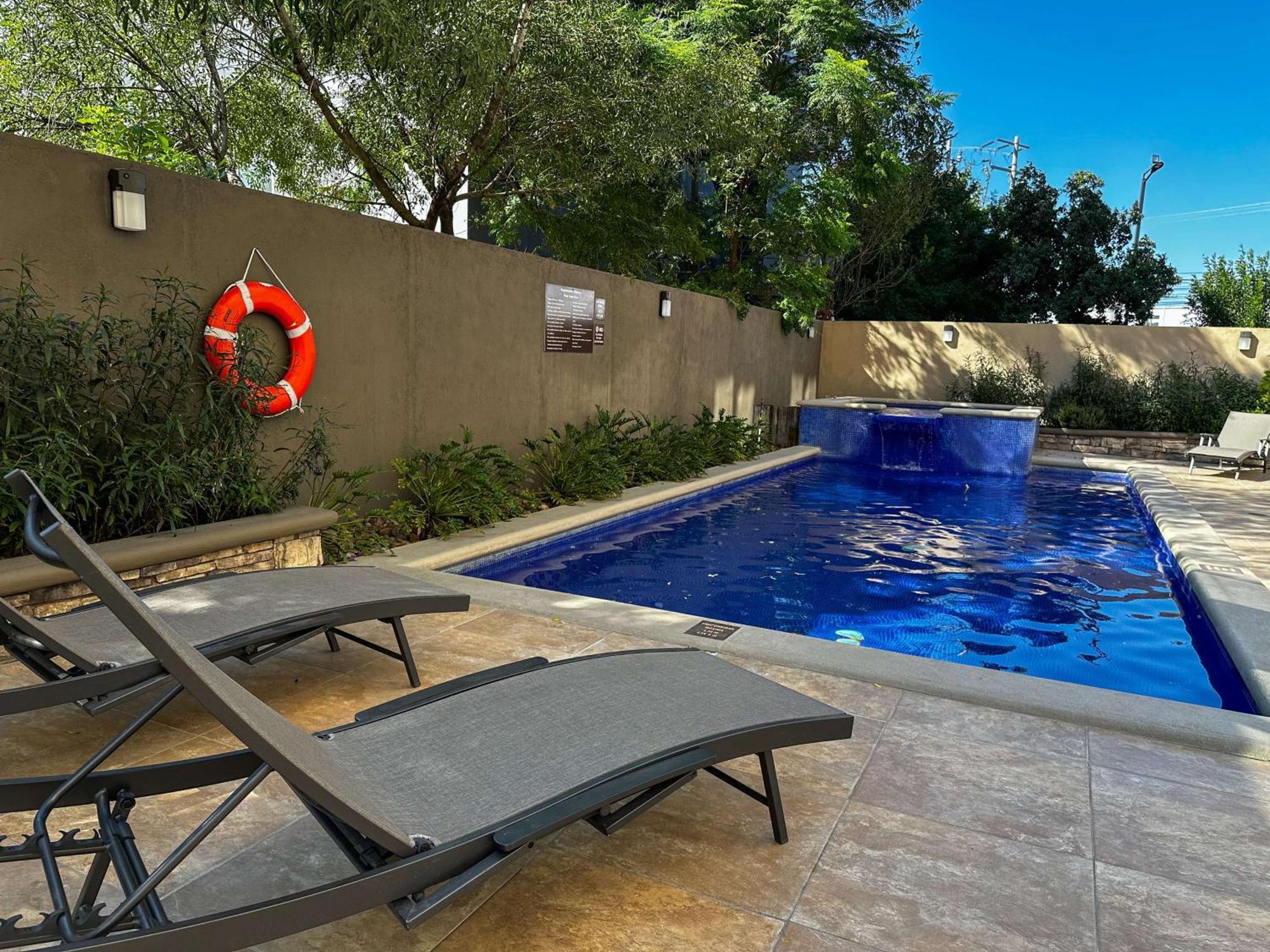 Best Western Premier Monterrey Aeropuerto Apodaca Buitenkant foto Swimming pool at the hotel