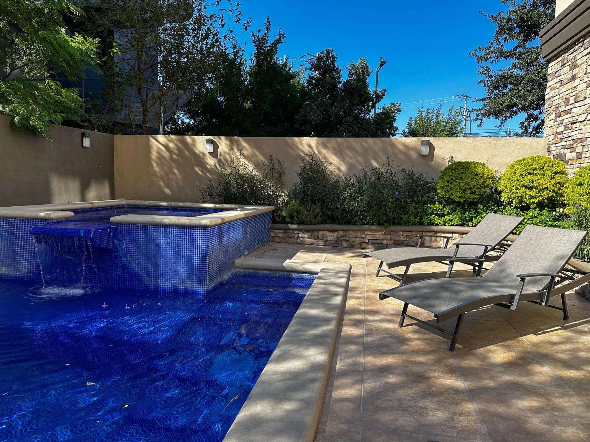 Best Western Premier Monterrey Aeropuerto Apodaca Buitenkant foto A pool at the Four Seasons Hotel in Los Angeles