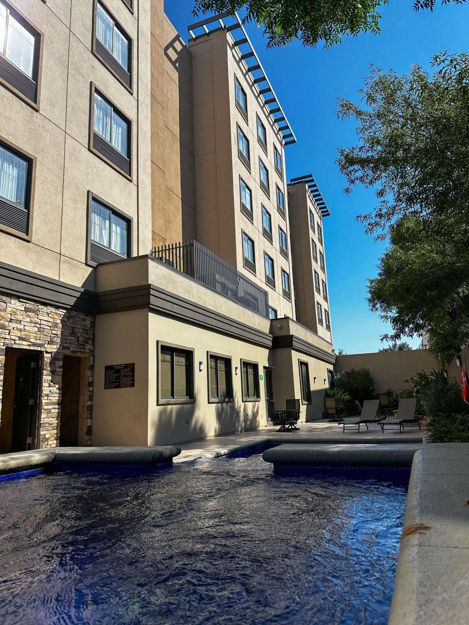 Best Western Premier Monterrey Aeropuerto Apodaca Buitenkant foto The hotel's pool