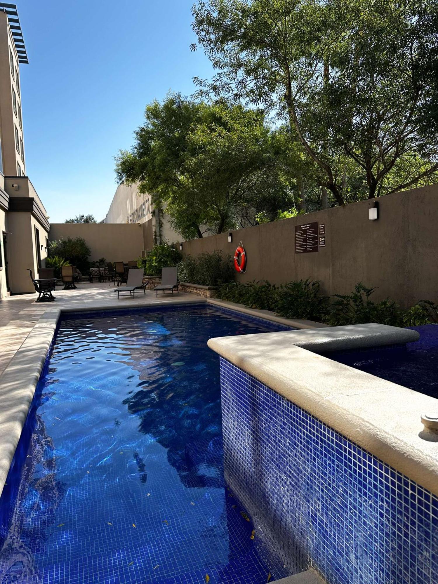 Best Western Premier Monterrey Aeropuerto Apodaca Buitenkant foto Swimming pool at the hotel
