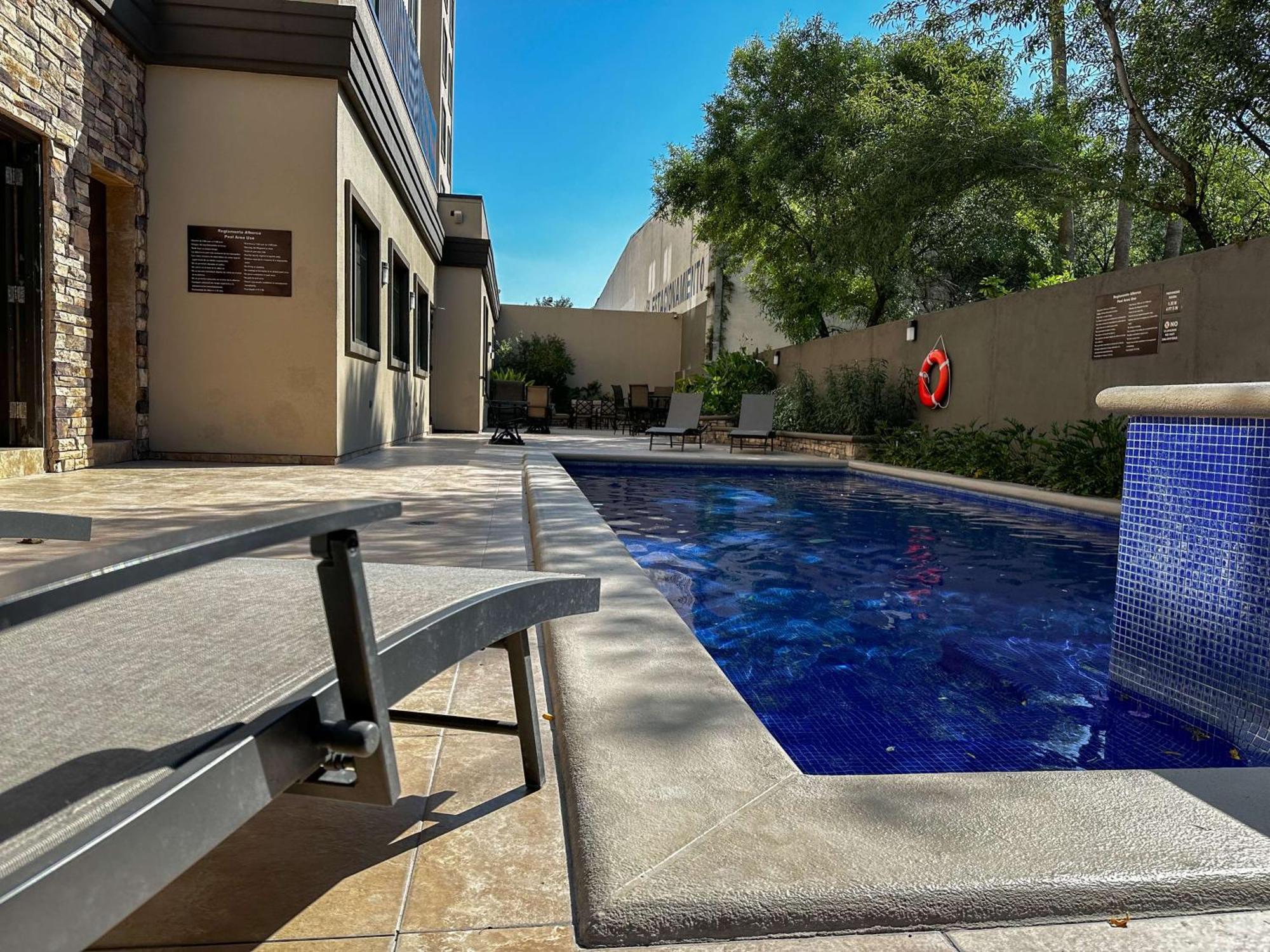 Best Western Premier Monterrey Aeropuerto Apodaca Buitenkant foto Swimming pool at the hotel